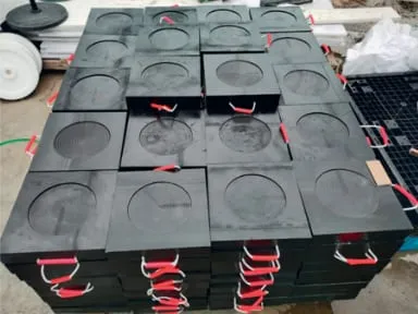 Almohadillas cuadradas con asas de transporte