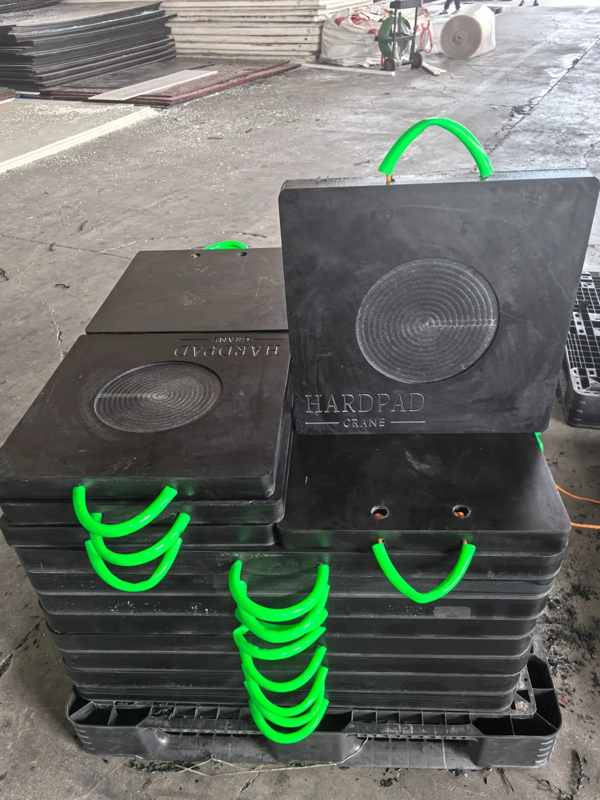 Almohadillas HARDPAD apiladas con asas de transporte